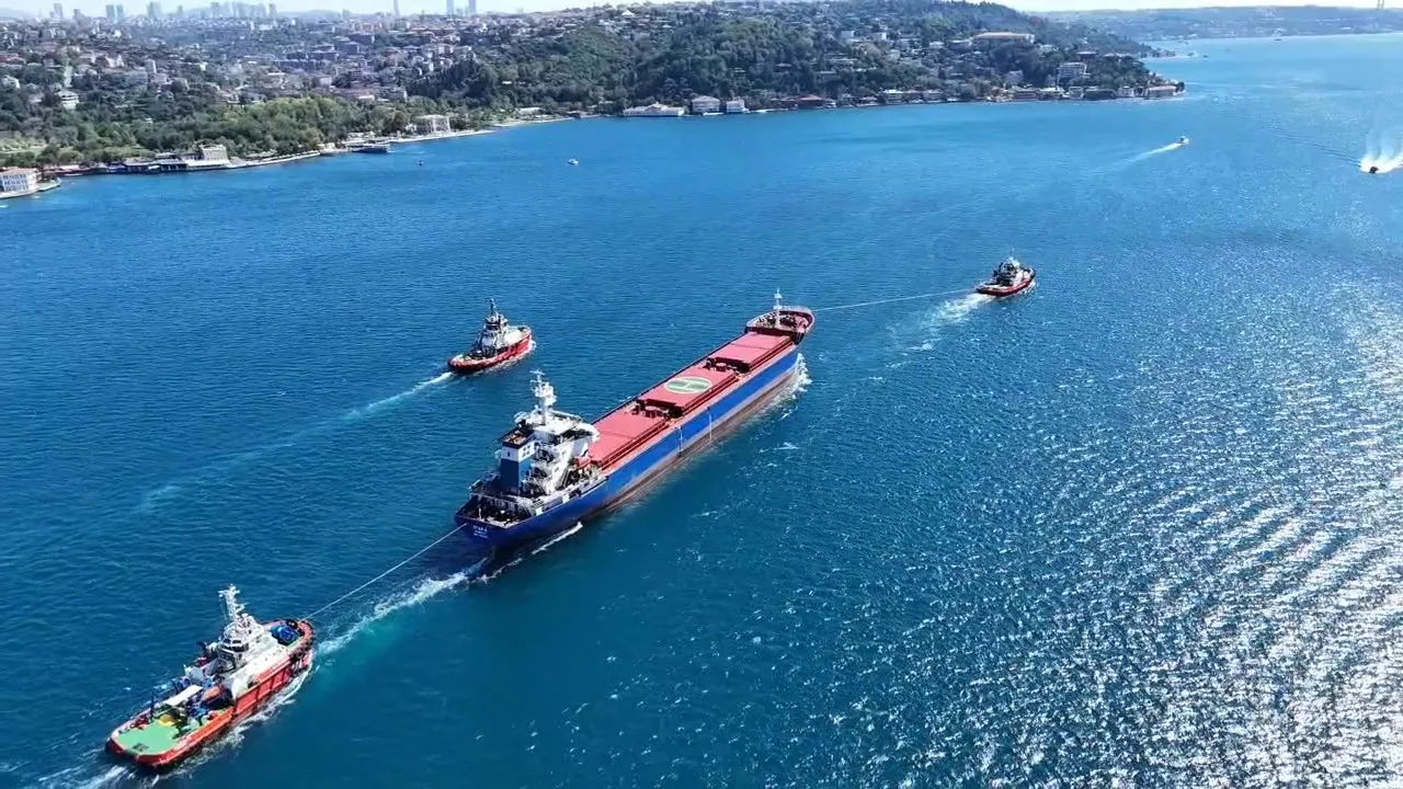 İstanbul Boğazı'nda kritik geçiş: Saldırıya uğrayan gemi için önlemler alındı