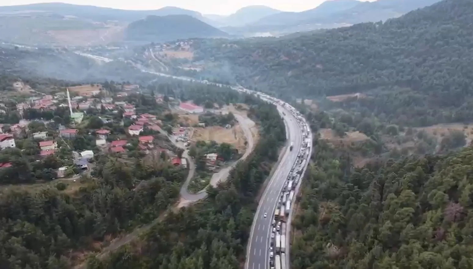 Mersin otoyolunda korku dolu anlar: Alev topuna dönen TIR trafiği felç etti
