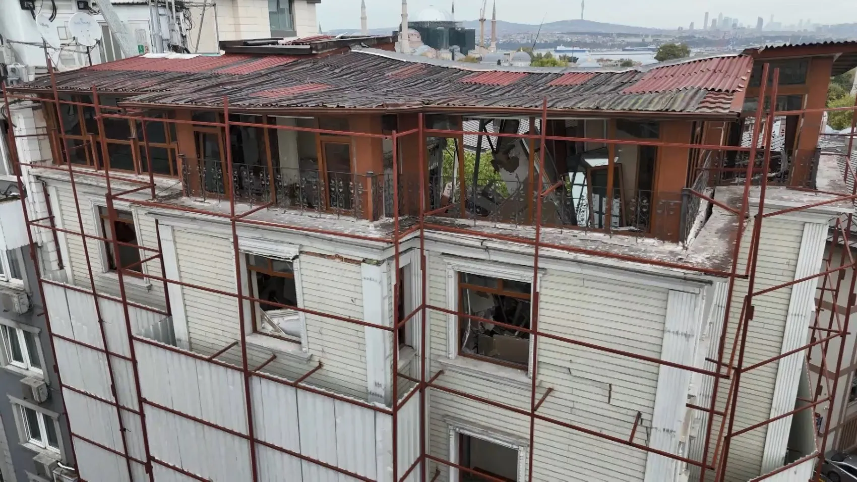 Sultanahmet'te korkutan çöküş: Yıkım bekleyen otelin çatısı araçların üzerine indi