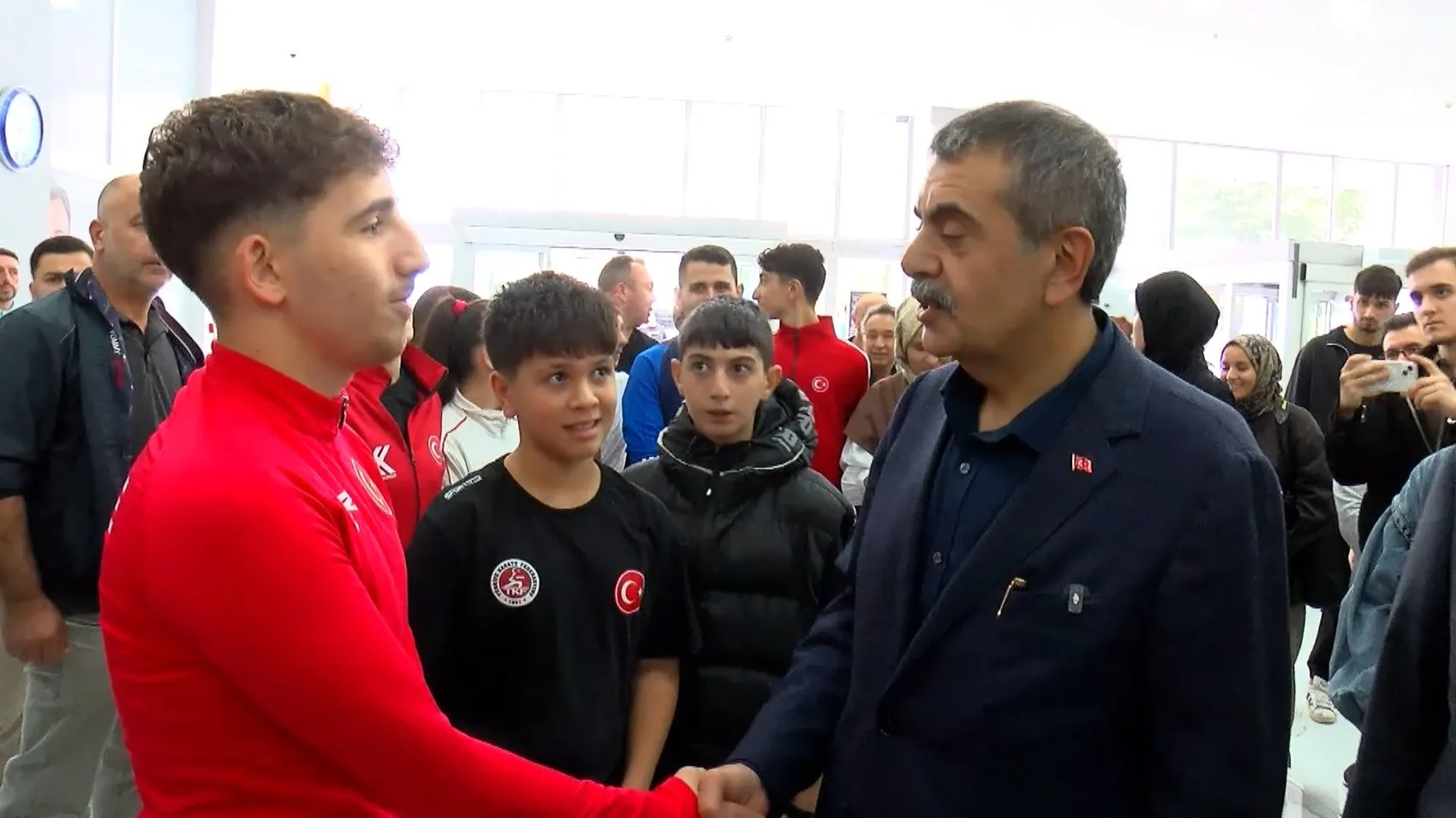 Bakan Tekin'in Bağcılar mesaisi: Genç sporcularla bir araya geldi