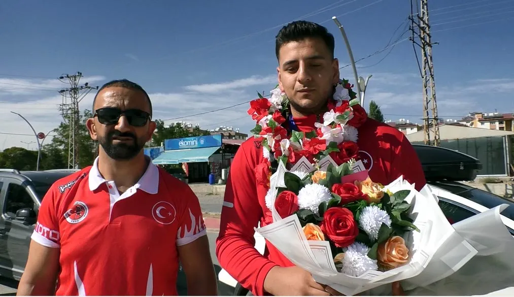 Erciş'in gururu dünya ringlerinde devleşti: Şampiyon Furkan Bilici evine zaferle döndü