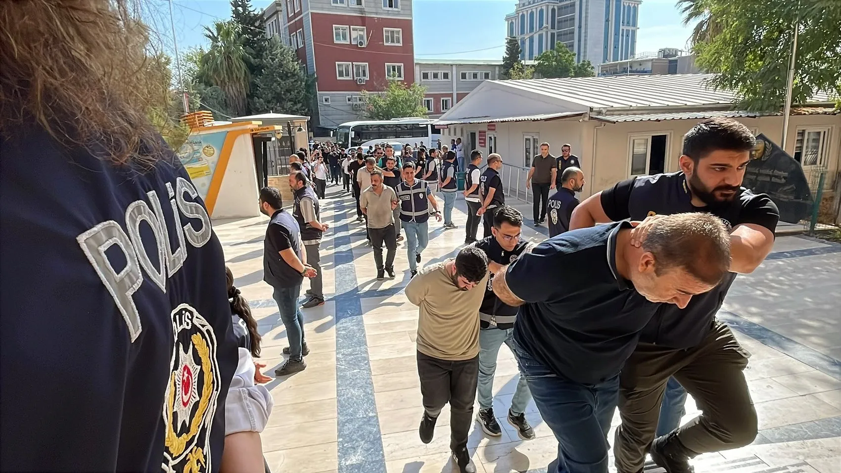 Milyarlarca liralık bahis vurgunu: 5 ilde eş zamanlı operasyonla çökertildi