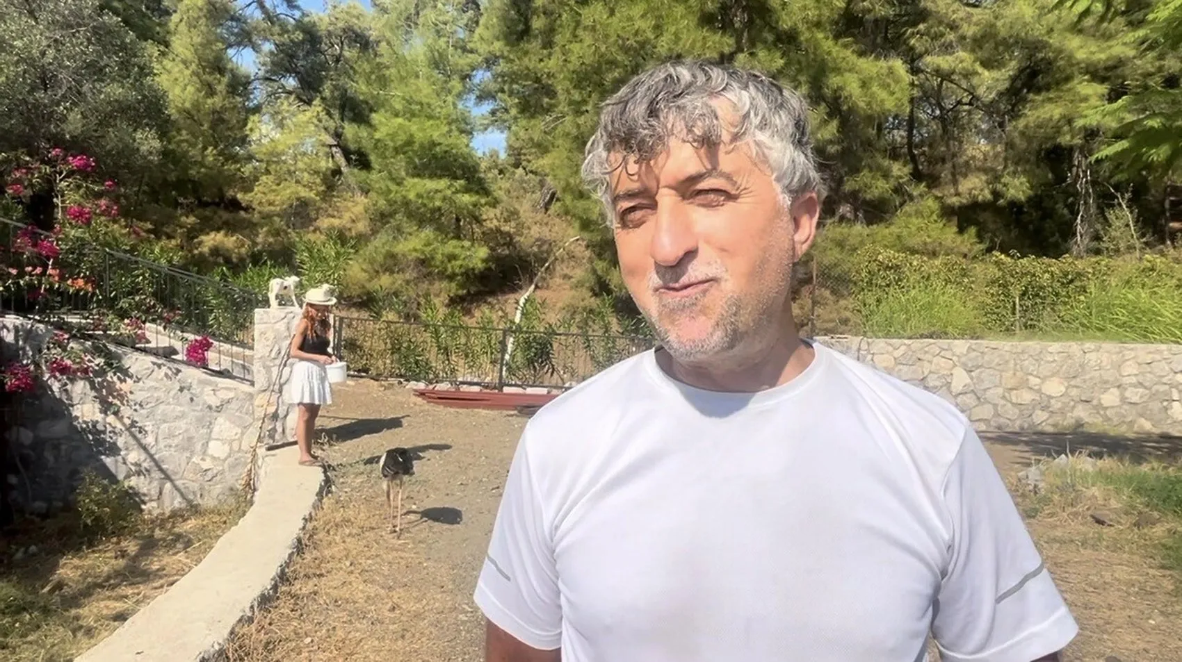 Fethiye'de beklenmedik misafir: Site sakinleri leyleğe kol kanat gerdi