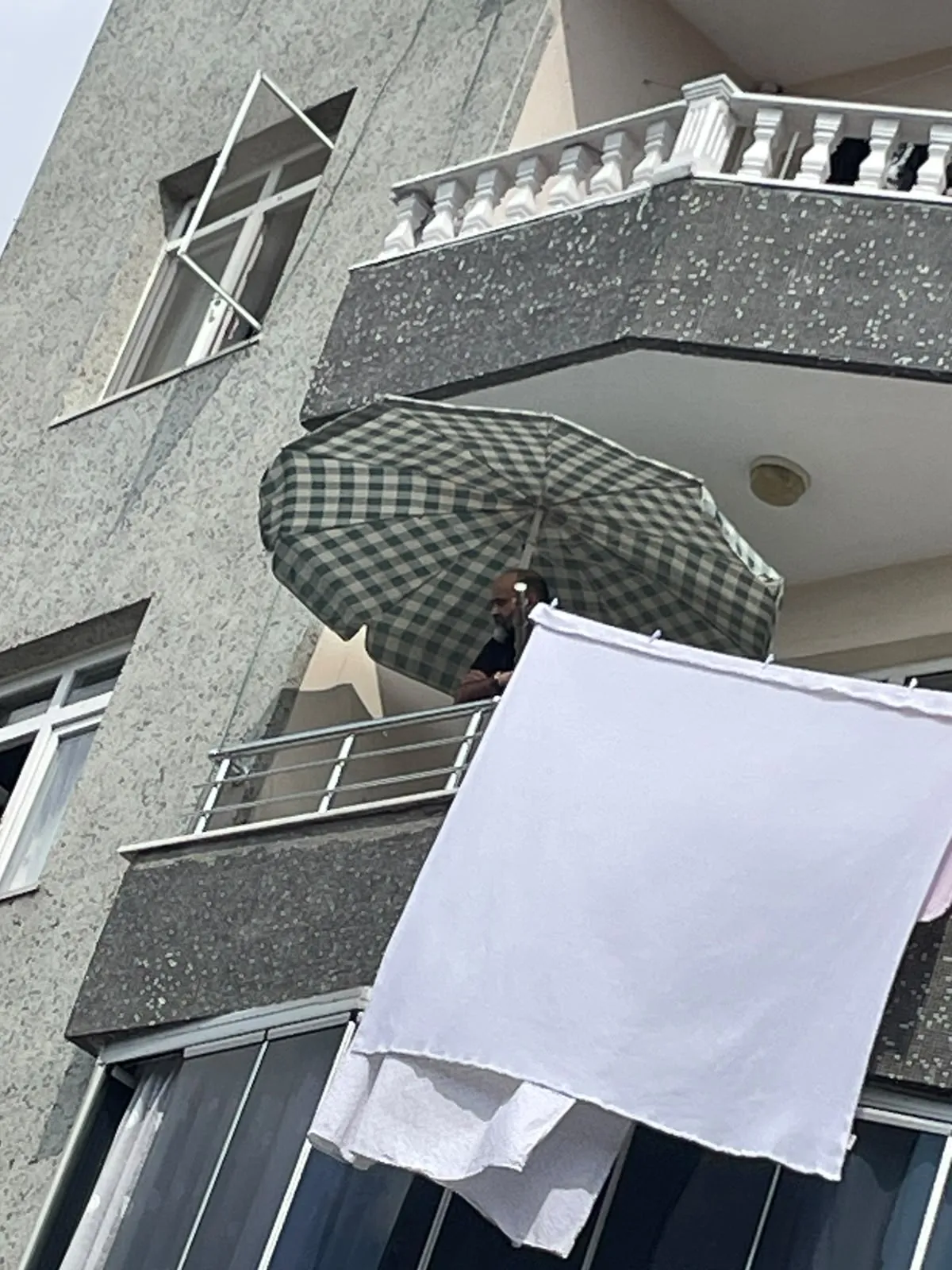 Zeytinburnu'nda gündelik temizlik faciası: Balkondan düşen kadın kurtarılamadı
