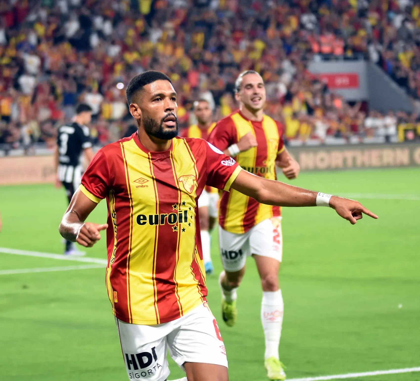 Göztepe'de Rhaldney'in şaşırtan yükselişi: Gönderilmek istenirken vazgeçilmez oldu