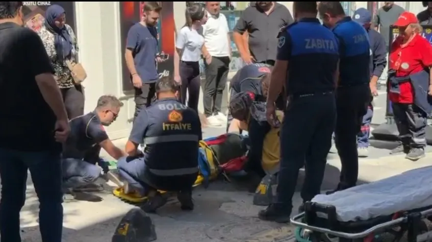 Bolu'da saniyelerle ölçülen kaza: Otomobile çarpmamak için beton dubalara daldı