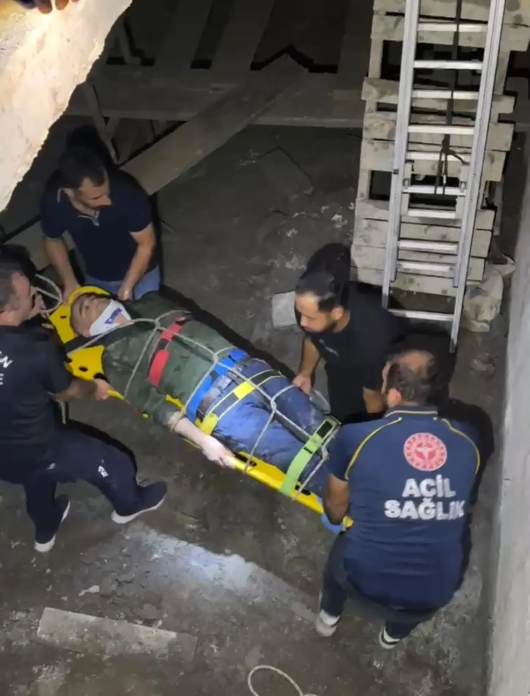 Adıyaman'da gece mesaisinde korku dolu anlar: Bekçi merdiven boşluğuna çakıldı