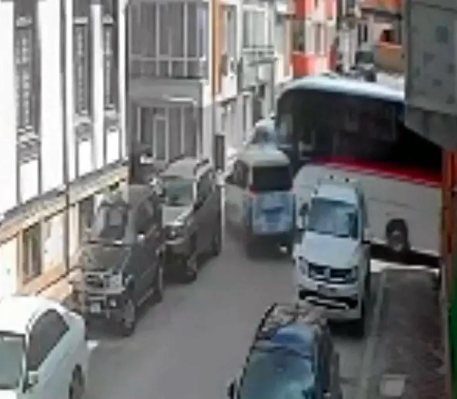 Edirne'de korkutan çarpışma: Güvenlik kamerası o anları saniye saniye kaydetti