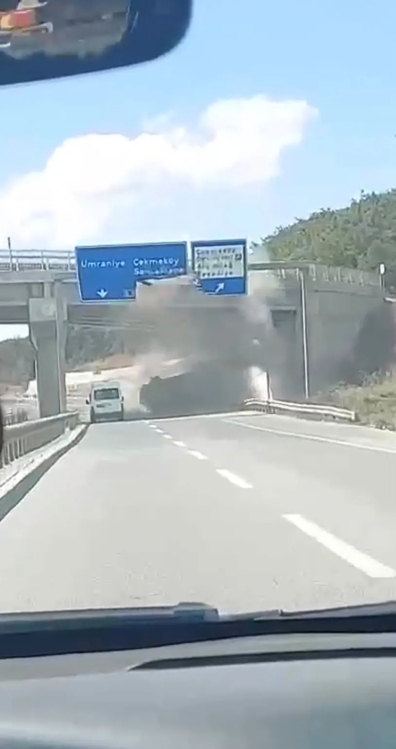 Şile Otoyolu'nda korkutan anlar: Açık kalan dorse üst geçide çarparak koptu