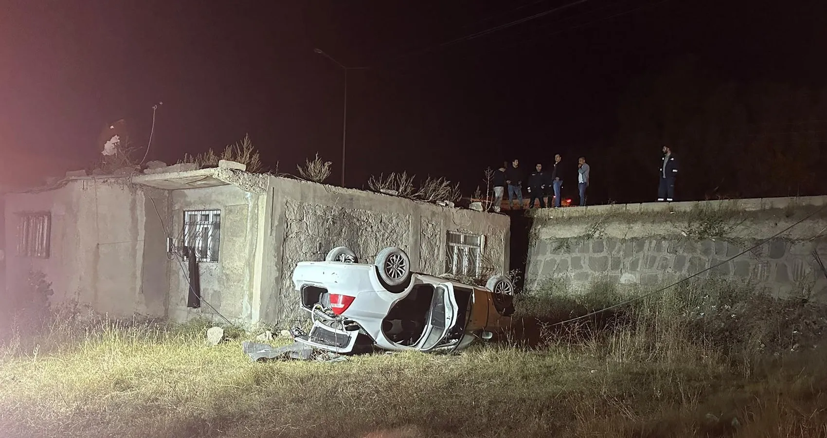 Ağrı'da korkunç kaza: Otomobil çatının üzerinden uçtu