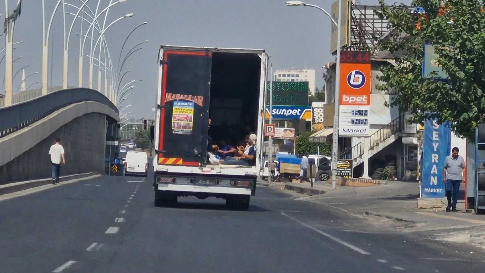 Diyarbakır trafiğinde yürekleri ağza getiren görüntüler: Ölümüne yolculuk kamerada