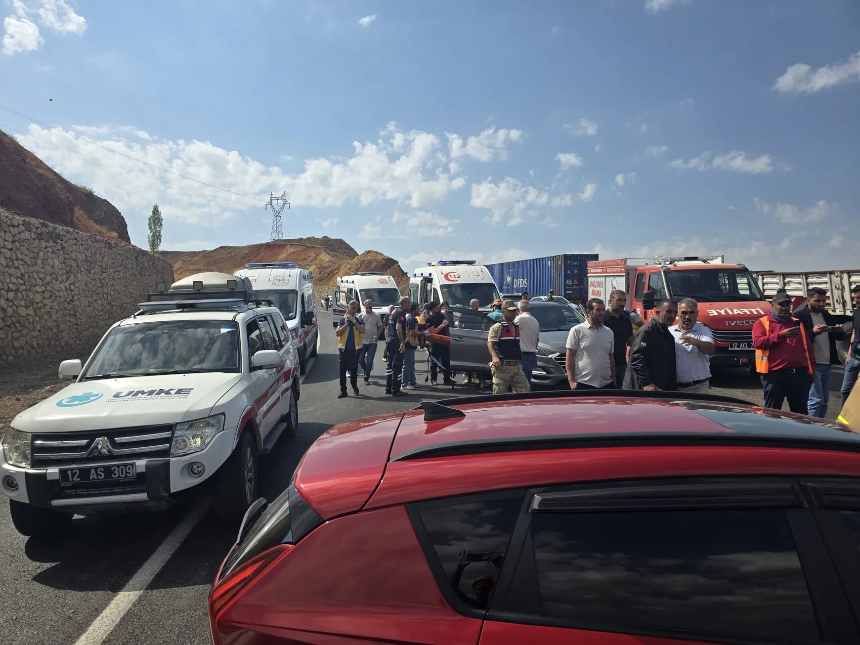 Bingöl kara yolunda sabah dehşeti: Kafa kafaya çarpışan araçlarda 6 kişi yaralandı