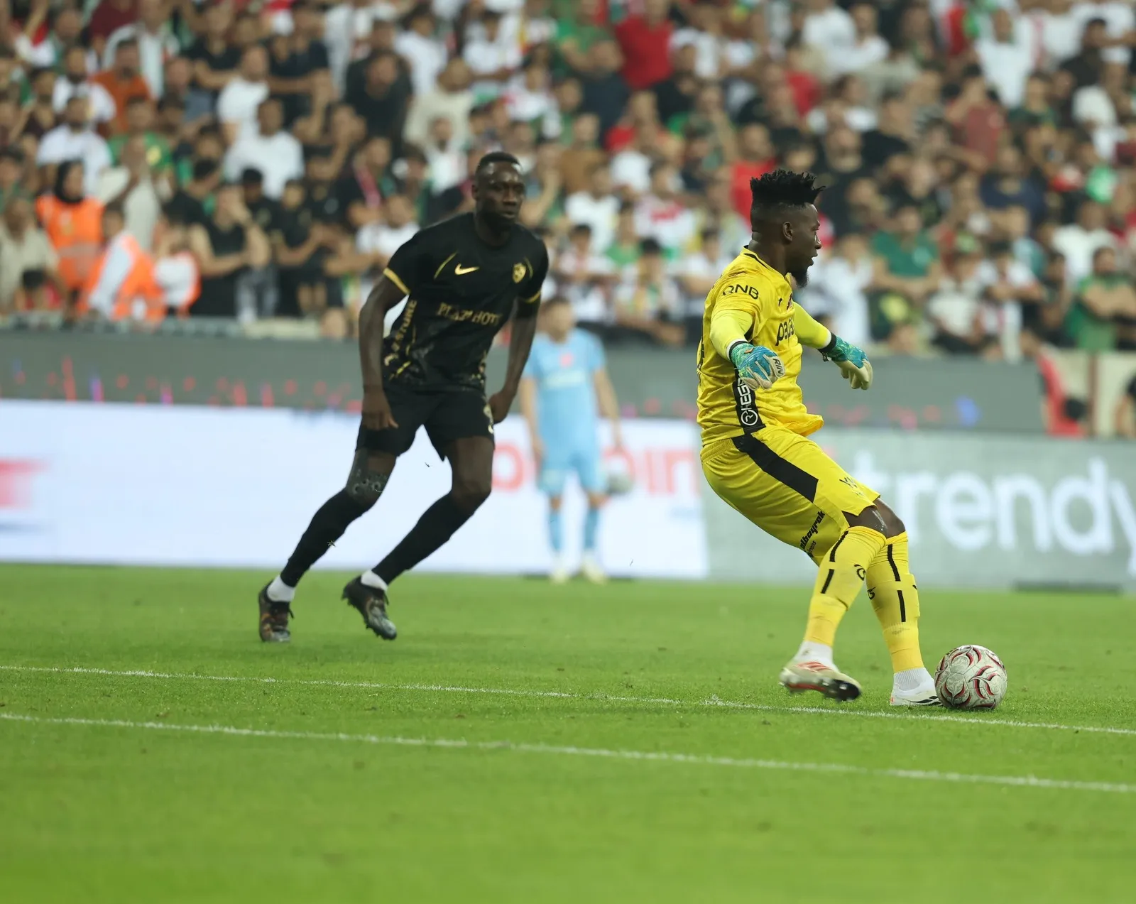 Trabzonspor'un kalesinde devleşen isim: Andre Onana sadece kurtarmıyor, oyunu da kuruyor