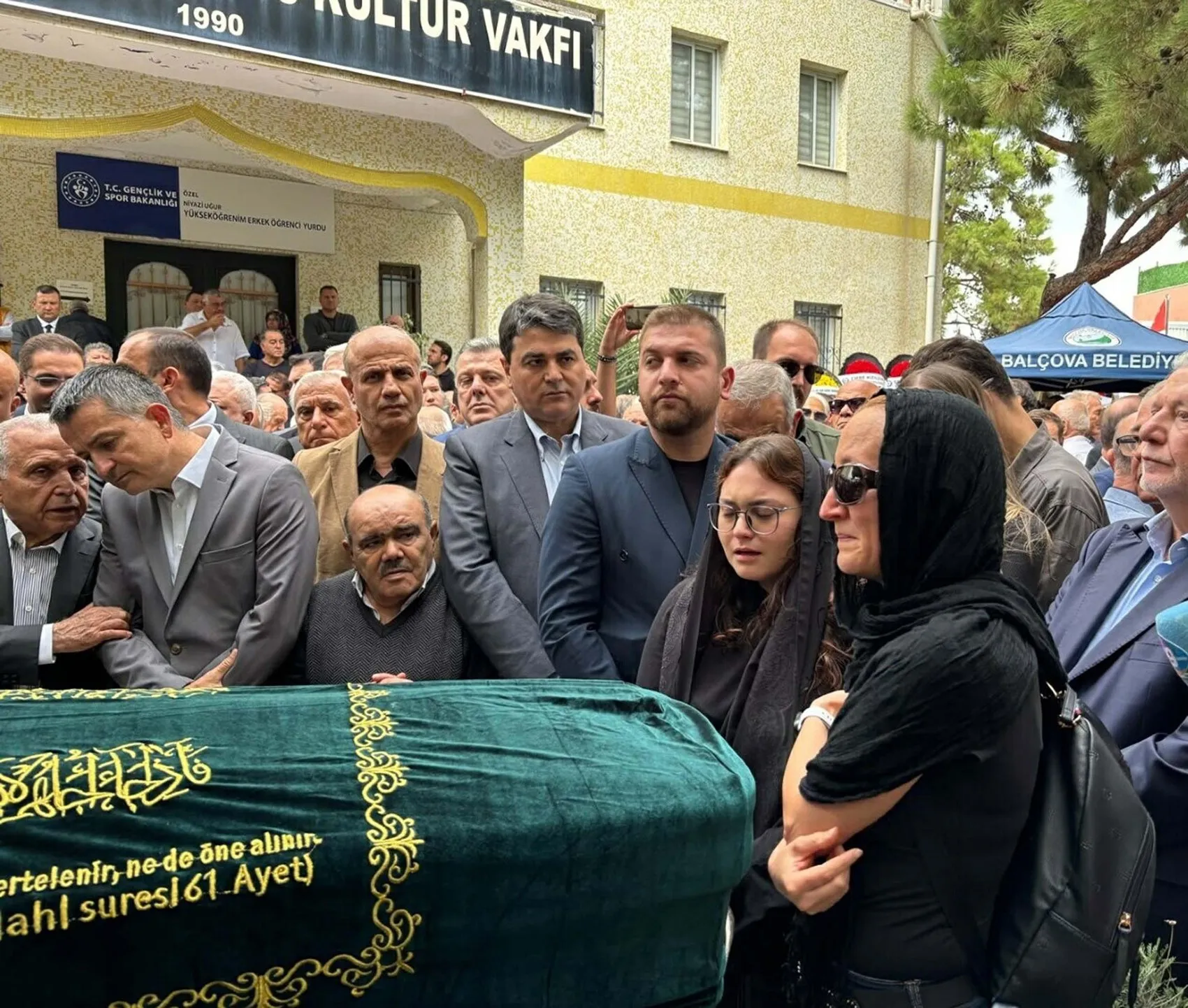 İzmir siyasetinde hüzünlü veda: Burhan Özfatura son yolculuğuna uğurlandı