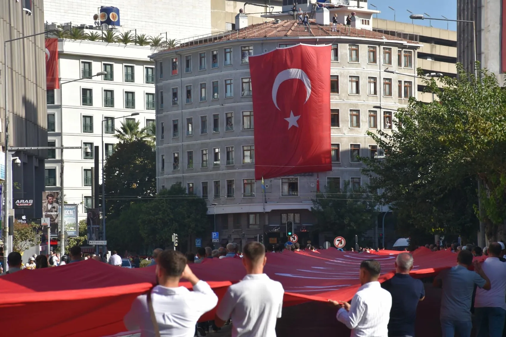 İzmir sokaklarında 350 metrelik dev gurur: 9 Eylül coşkusu zirveye taşındı