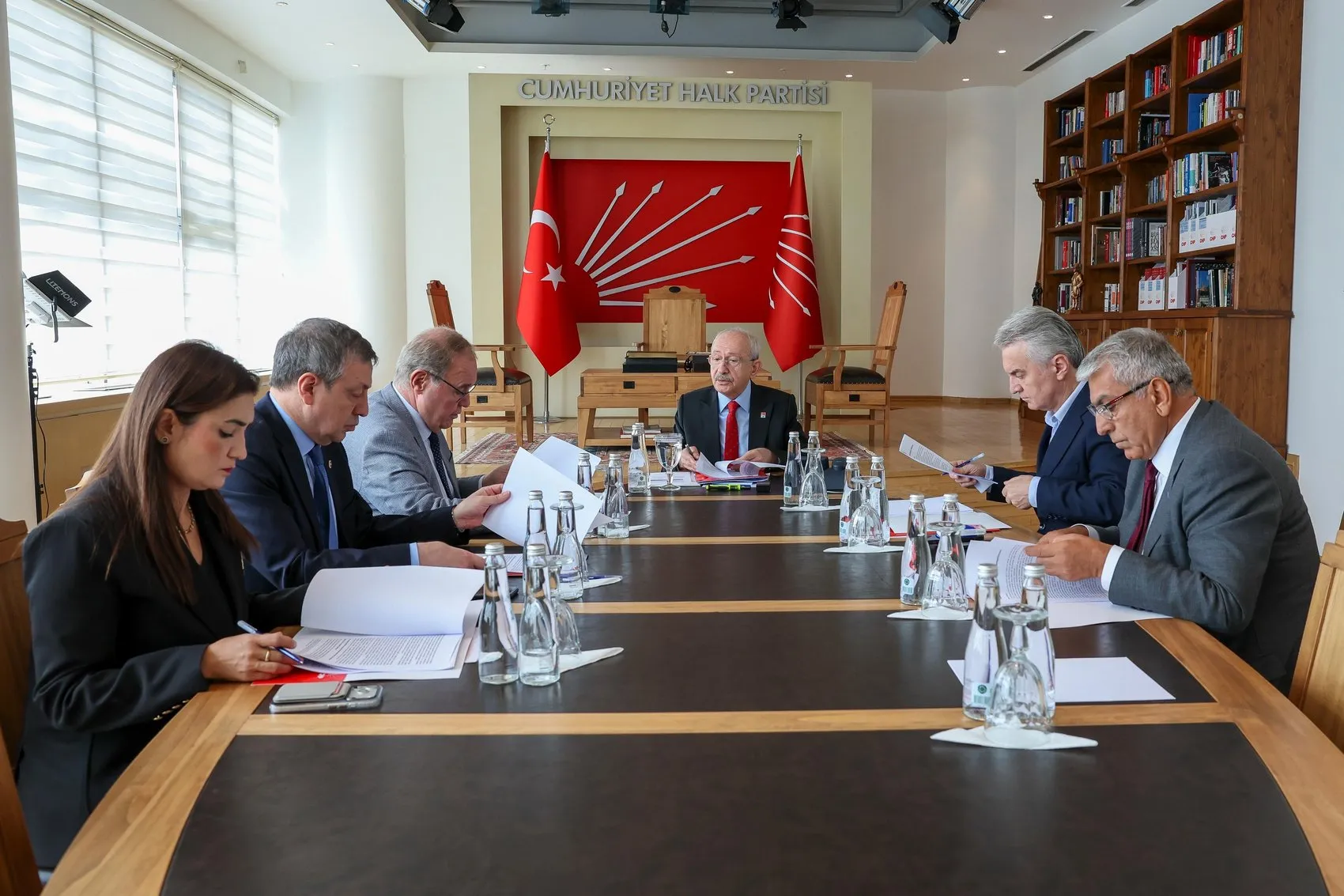 CHP Genel Merkezinde Kritik Ekonomi Zirvesi: Kılıçdaroğlu Kurmaylarıyla Bir Araya Geldi