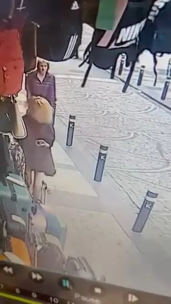 Kadıköy'de pes dedirten anlar: Mağaza önündeki valizi gözüne kestirip böyle götürdü
