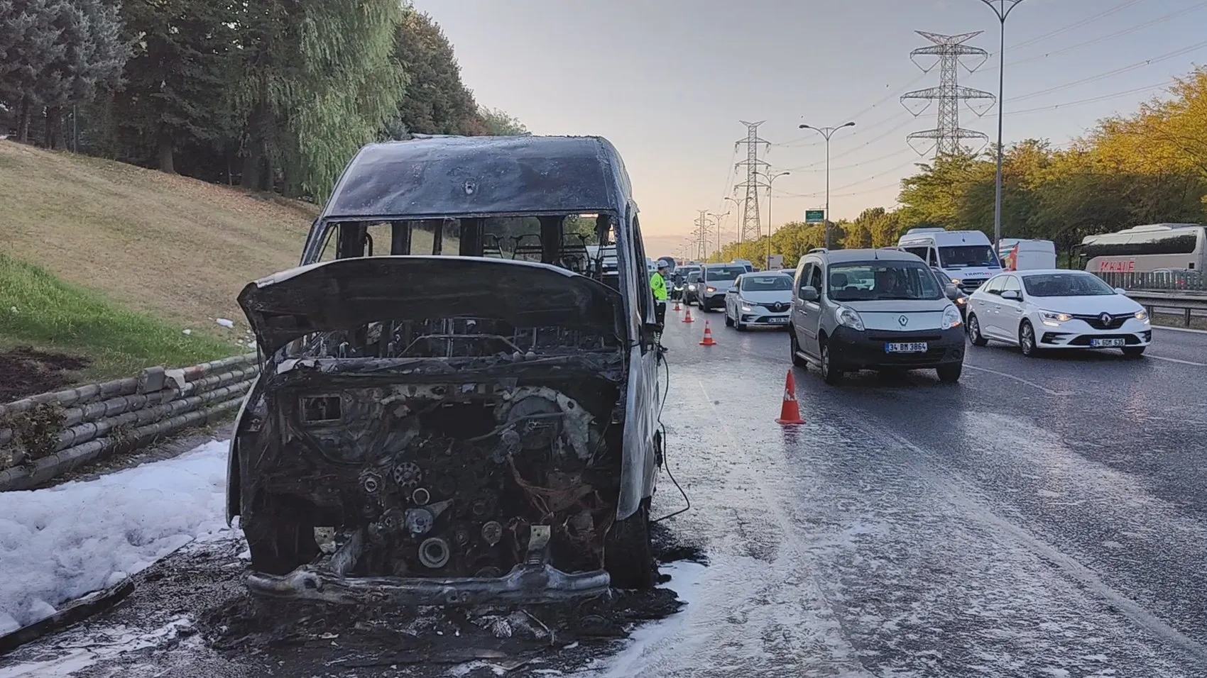 Sabah trafiğinde korku dolu anlar: Servis minibüsü küle döndü