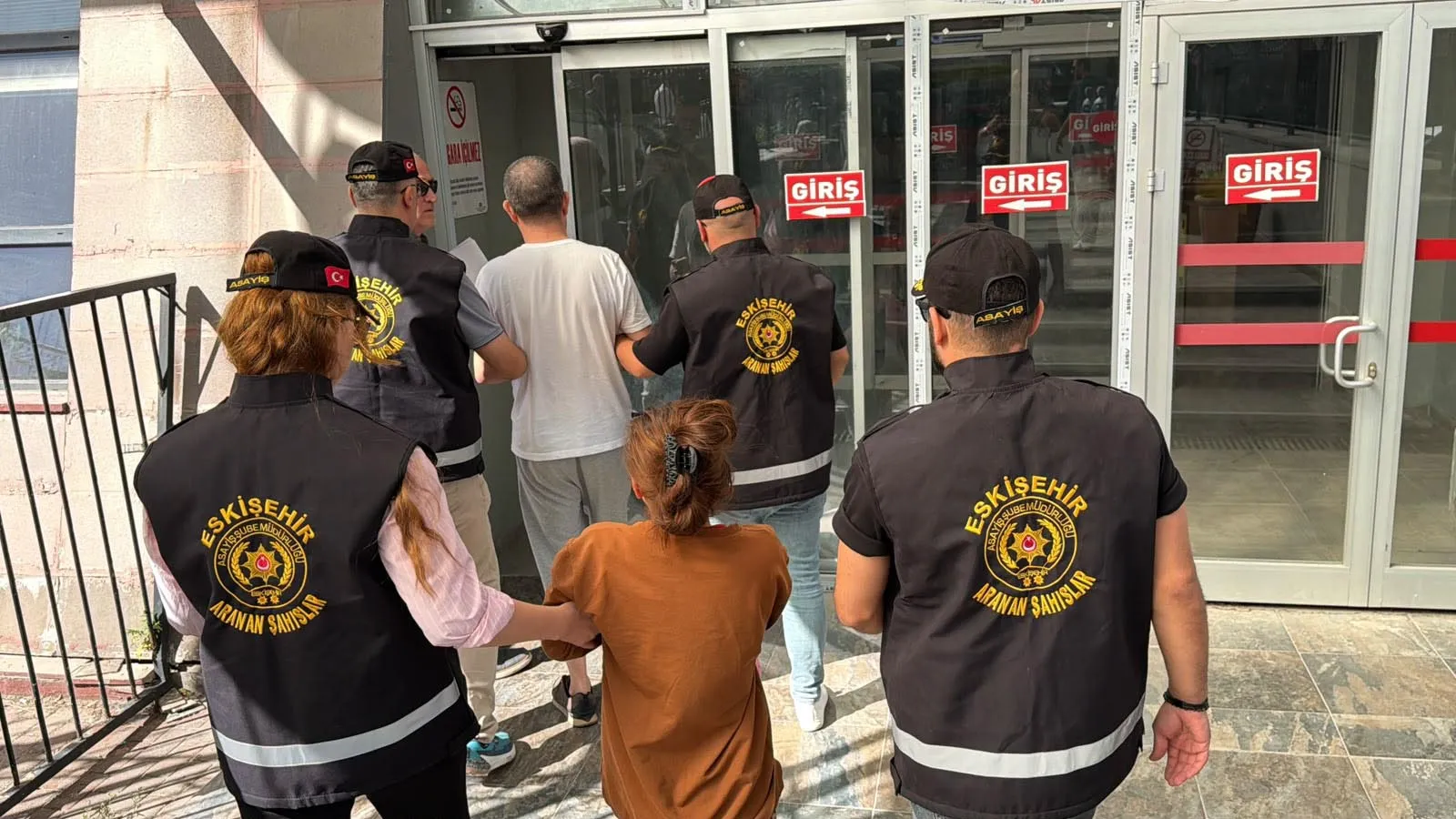 Eskişehir'de hırsızlık dosyaları kabardı: Onlarca yıllık hapis cezası olan firariler kıskıvrak yakalandı
