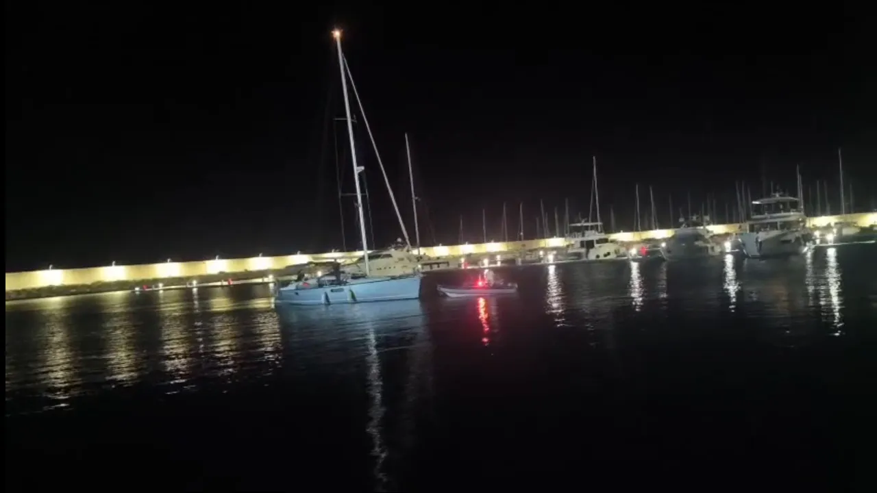 Akdeniz'in ortasında çaresiz kalmışlardı: Sahil Güvenlik'ten nefes kesen kurtarma operasyonu