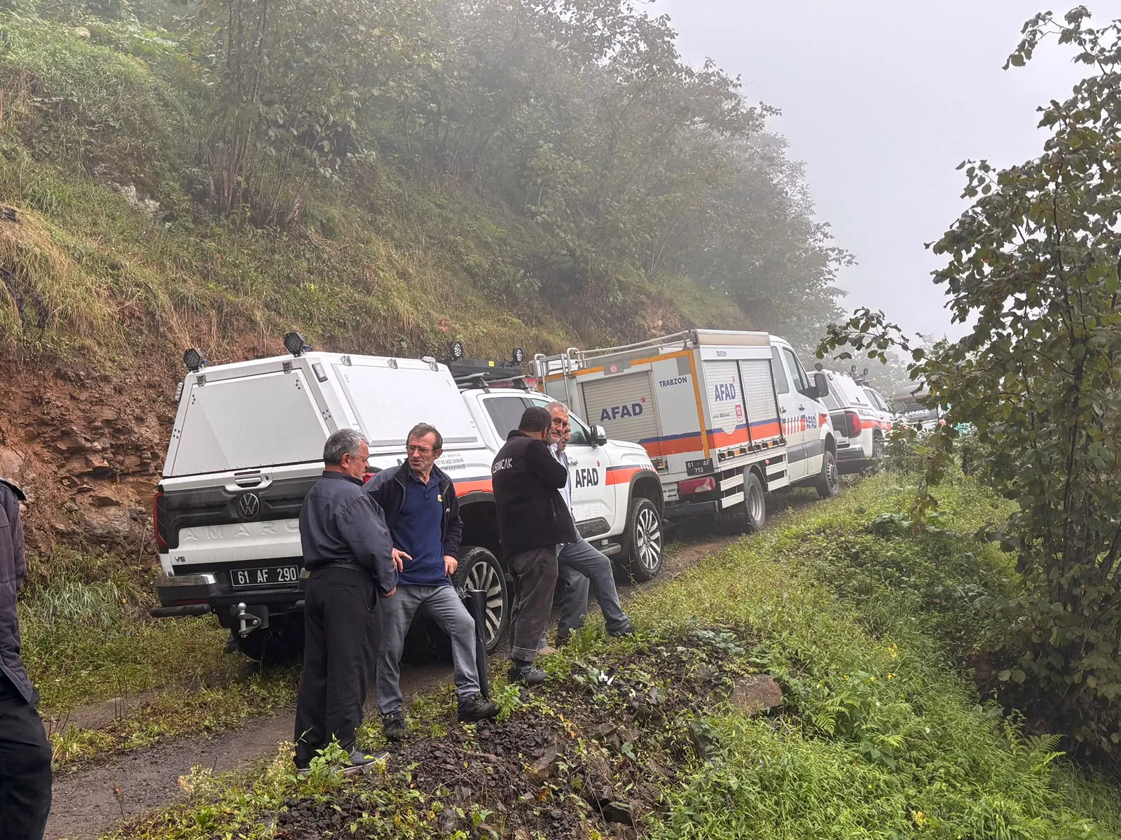Trabzon'da korkutan heyelan: Beton kırma çalışması yaparken toprak altında kaldı