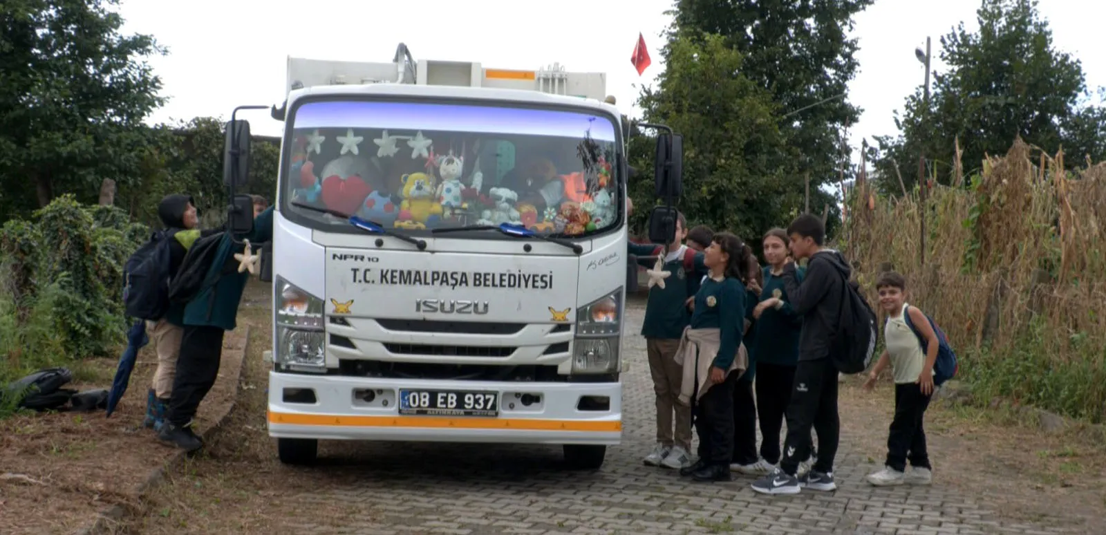 Çöp kamyonunu bir mutluluk durağına dönüştürdü: Rıfat ağabeyin renkli dünyası