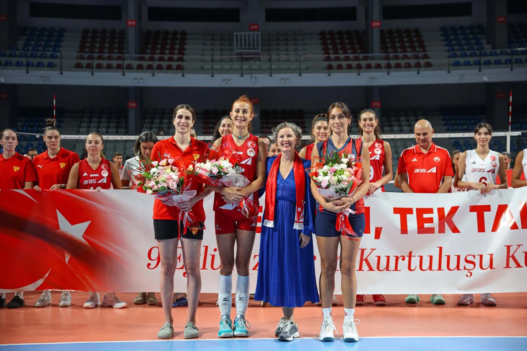 İzmir'in kurtuluş coşkusu voleybol sahasına taşındı: Ezeli rakipler aynı filede buluştu