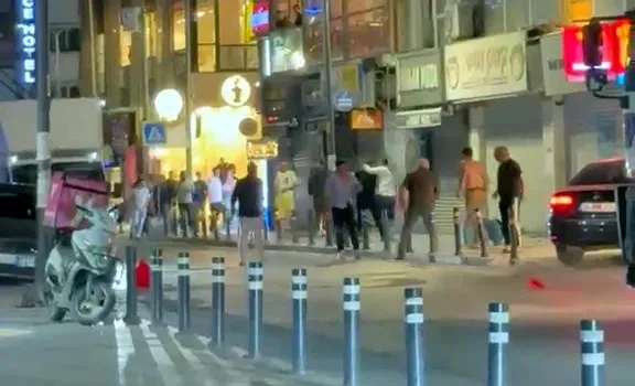 Avcılar'da gece yarısı dehşeti: Restoran sandalyeleri havada uçuştu