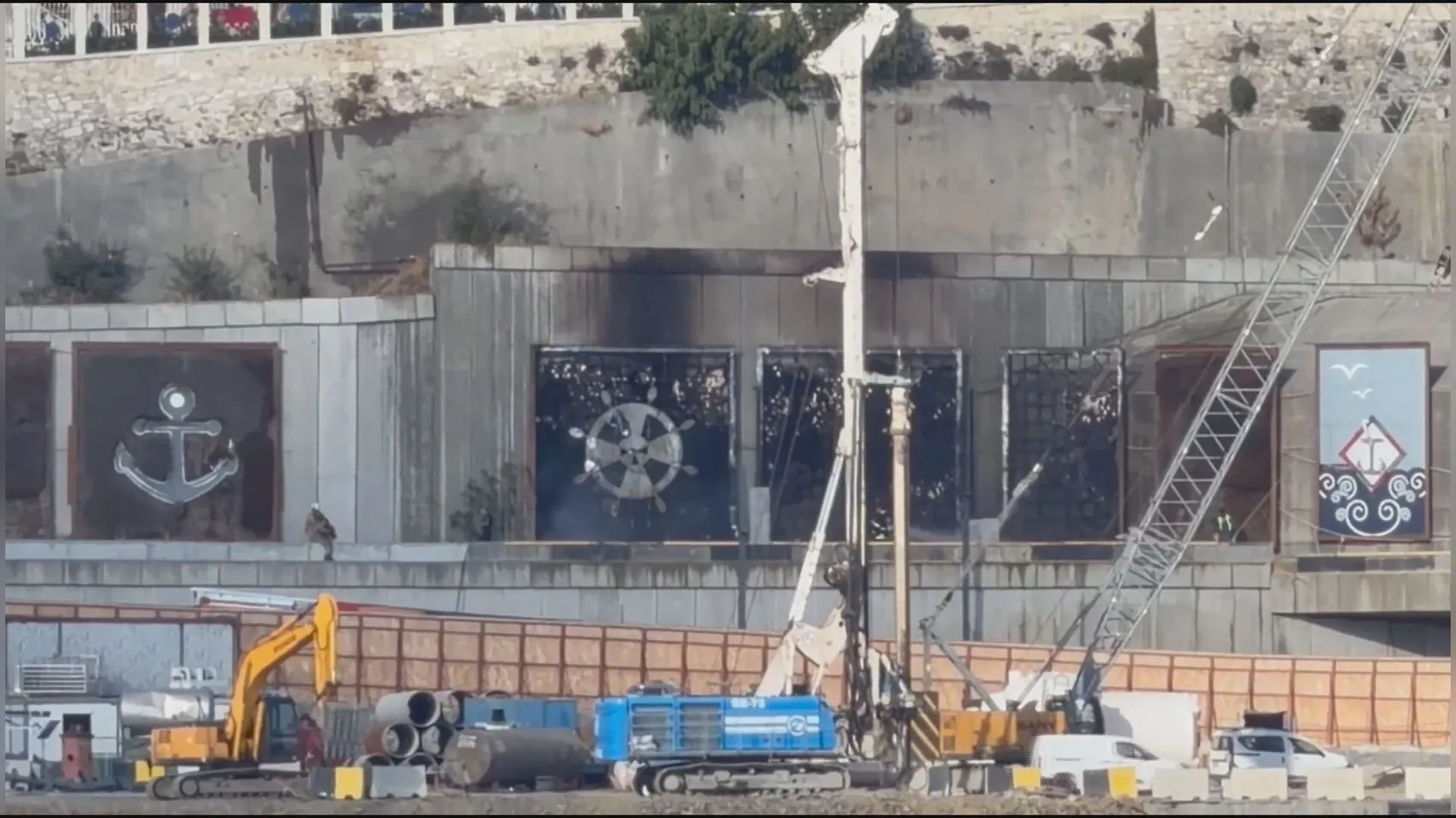 Beyoğlu'nda korkutan yangın: Tünel girişi alevlere teslim oldu