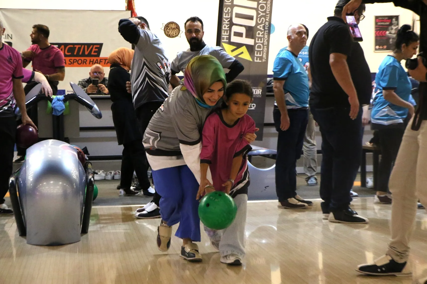 Samsun'da sessizliğin sesi bowling salonunda yankılandı
