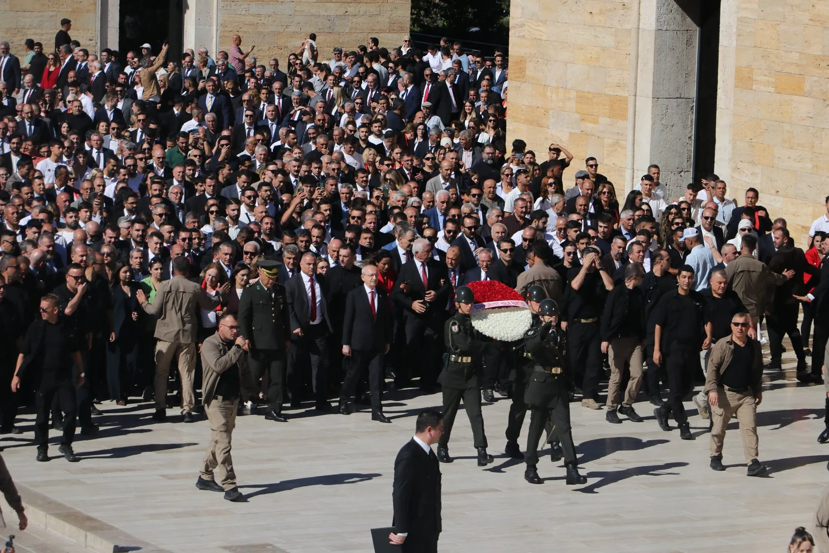 CHP'nin 103'üncü yıl dönümünde Anıtkabir'de tarihi buluşma: Kılıçdaroğlu'ndan demokrasi vurgusu
