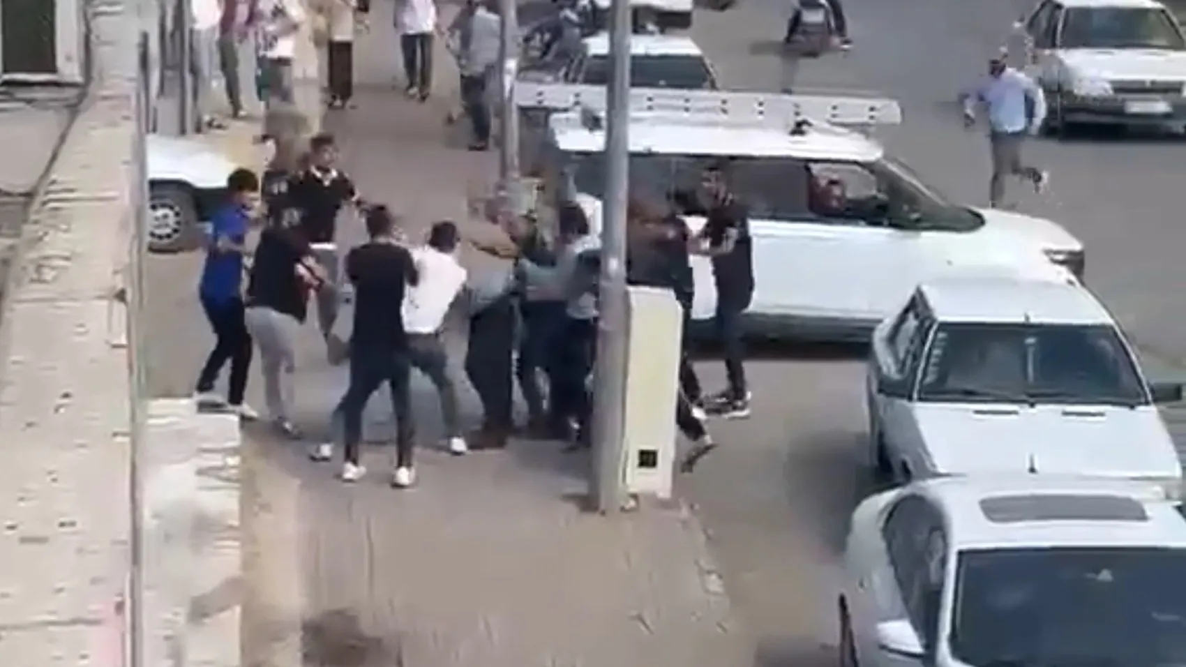 Viranşehir'de alacak verecek kavgası: Taş ve sopalar havada uçuştu