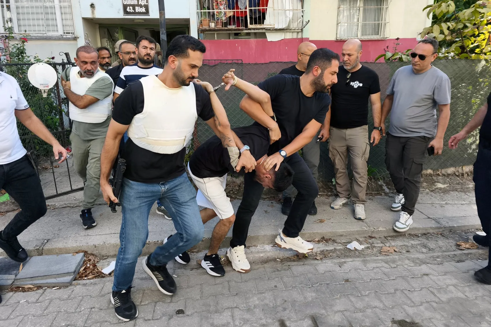 Adana'da dehşet anları: Polise el bombasıyla direnen firari ve suç ortağı cezaevine gönderildi