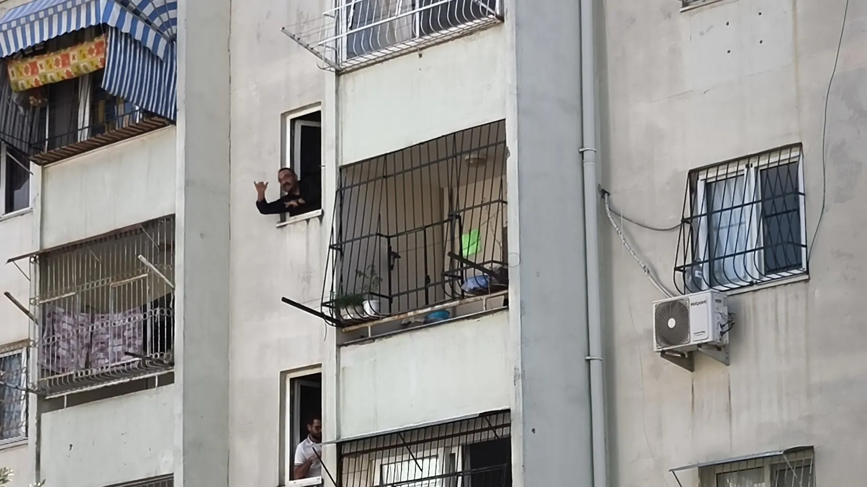 Adana'da nefes kesen operasyon: El bombasıyla eve kapandı