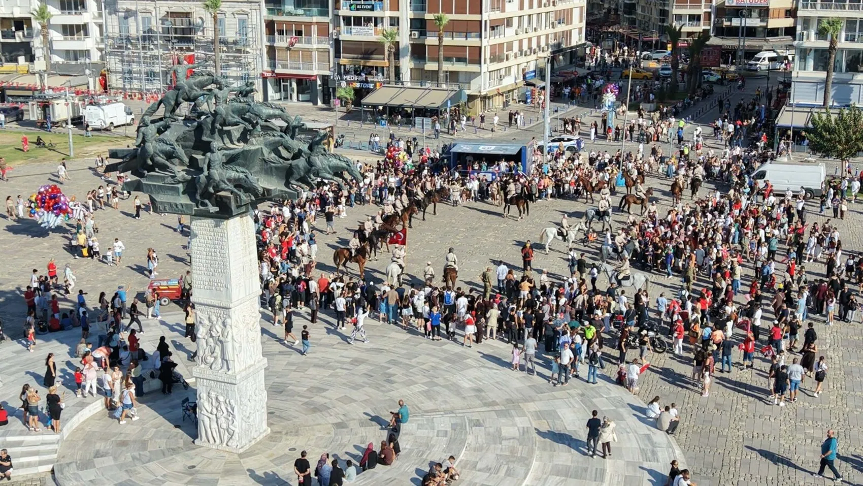 İzmir semalarında nefes kesen kutlama: Kurtuluş coşkusu gökyüzüne taşındı