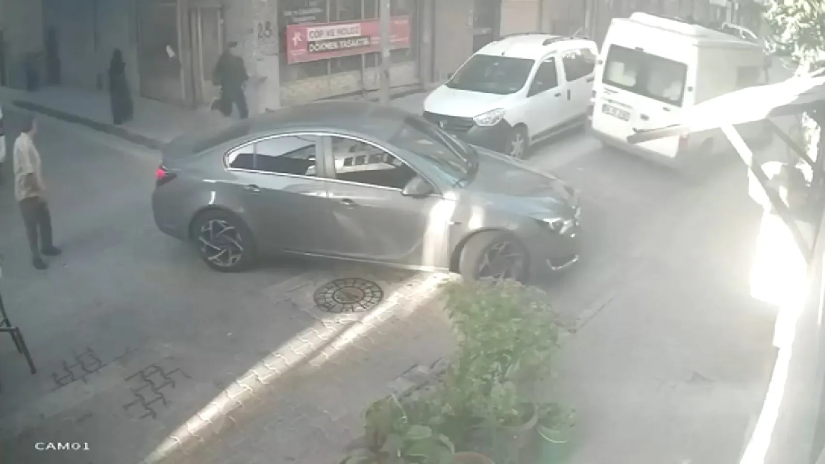 Küçükçekmece'de silahlı dehşet: Polis yaka kamerası şüphelinin kaçışını böyle bitirdi