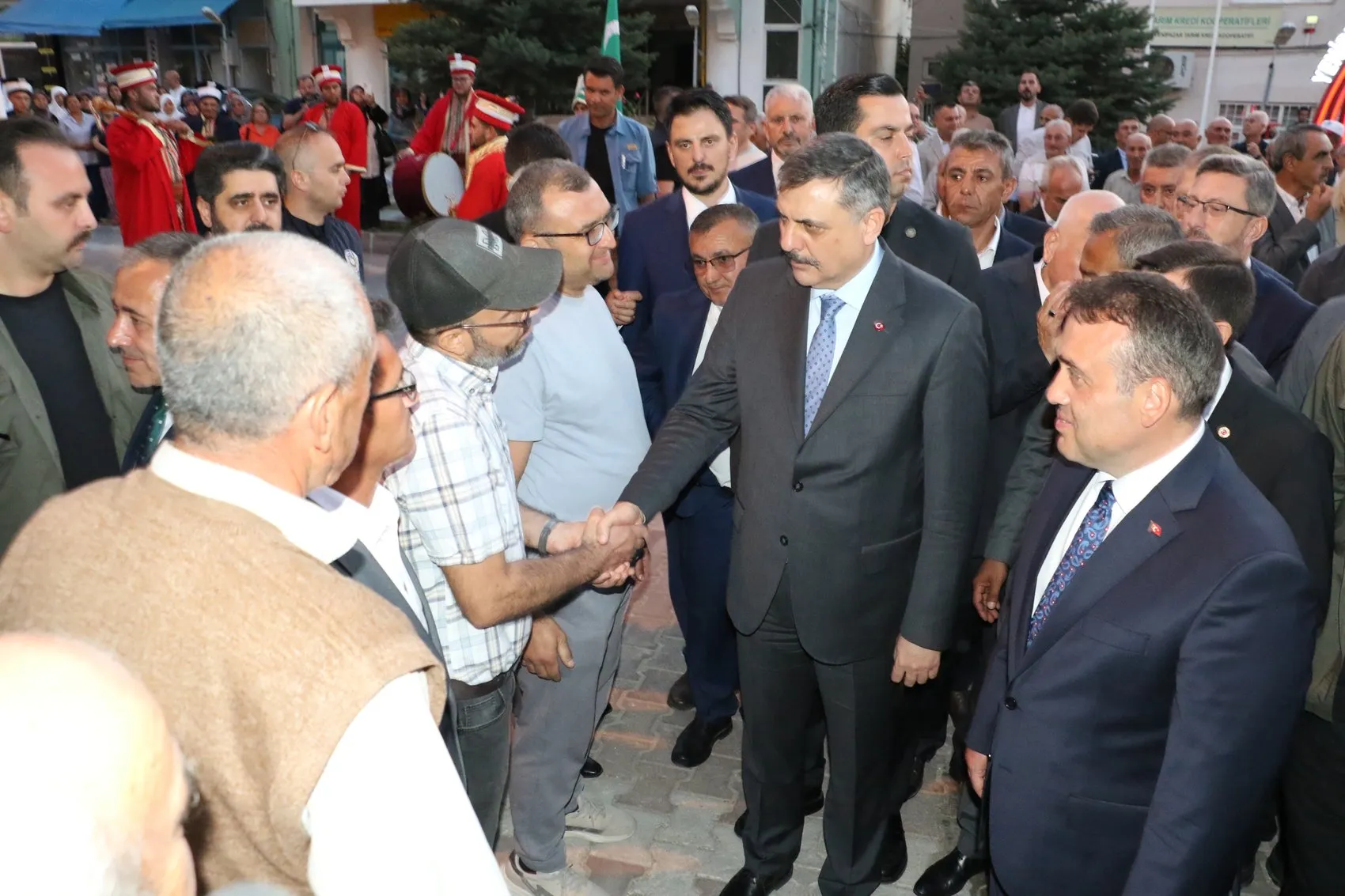 Yıllar sonra aynı topraklarda: Bakan Çiftçi'nin duygusal Yenipazar ziyareti
