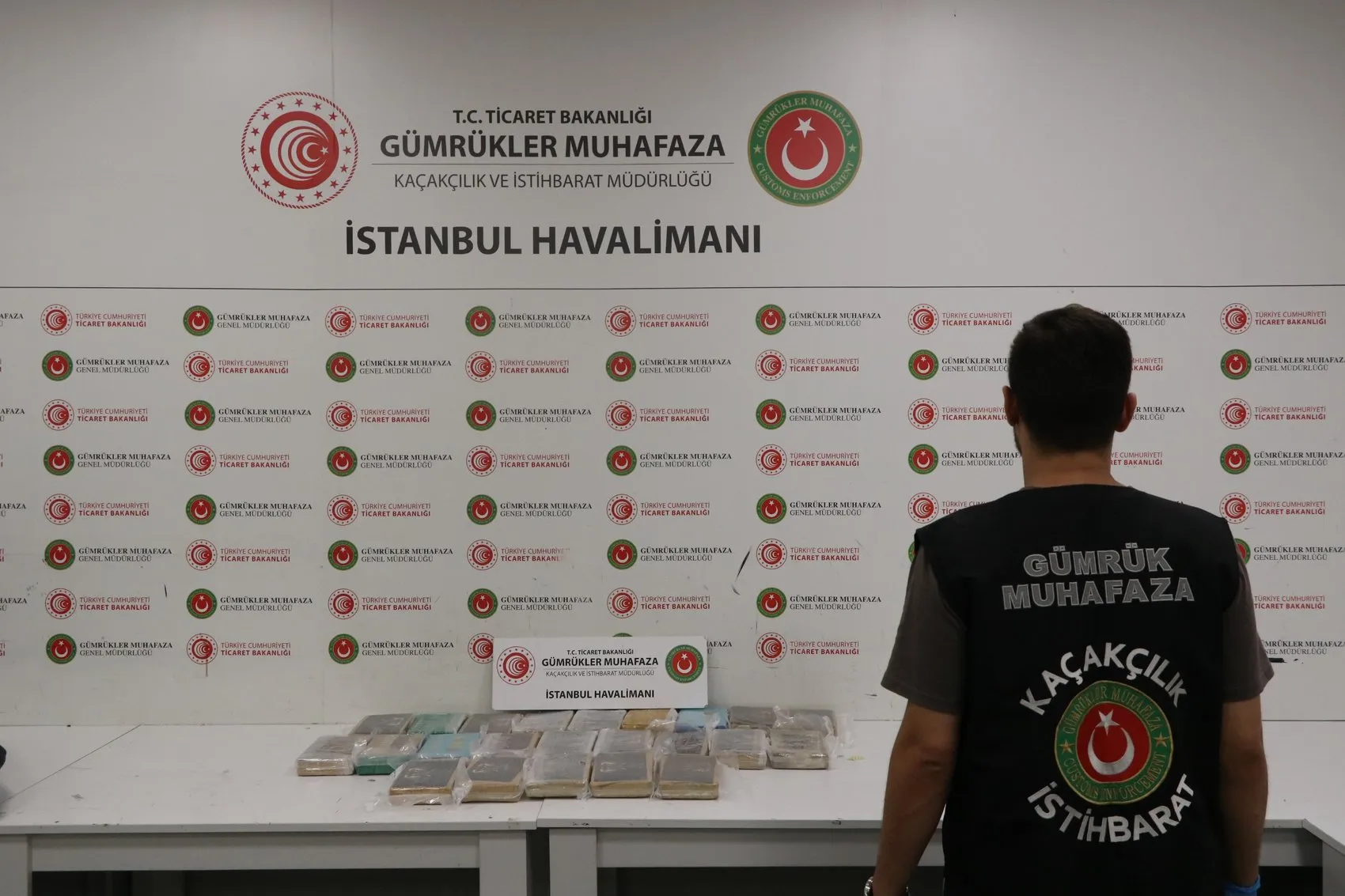 Havalimanında film senaryolarını aratmayan kaçış: Pilot kılığında izlerini kaybettirdiler