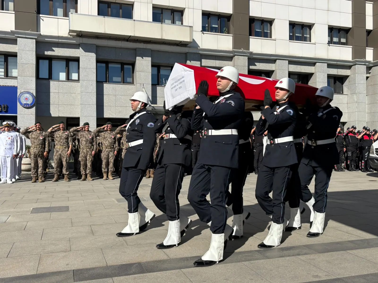 Esenyurt'ta görev başında hain saldırı: Kahraman polis Mehmet Ali Topatan son yolculuğuna uğurlandı