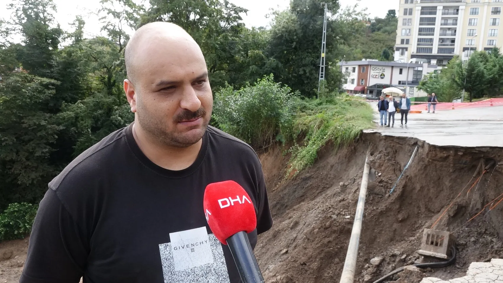 Trabzon'da gece yarısı dehşeti: Yol çöktü, araç dere yatağına uçtu