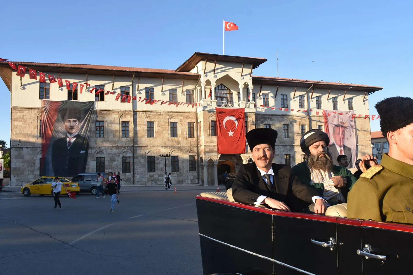Sivas sokaklarında 107 yıllık yankı: Atatürk'ün şehre gelişi yeniden yaşandı