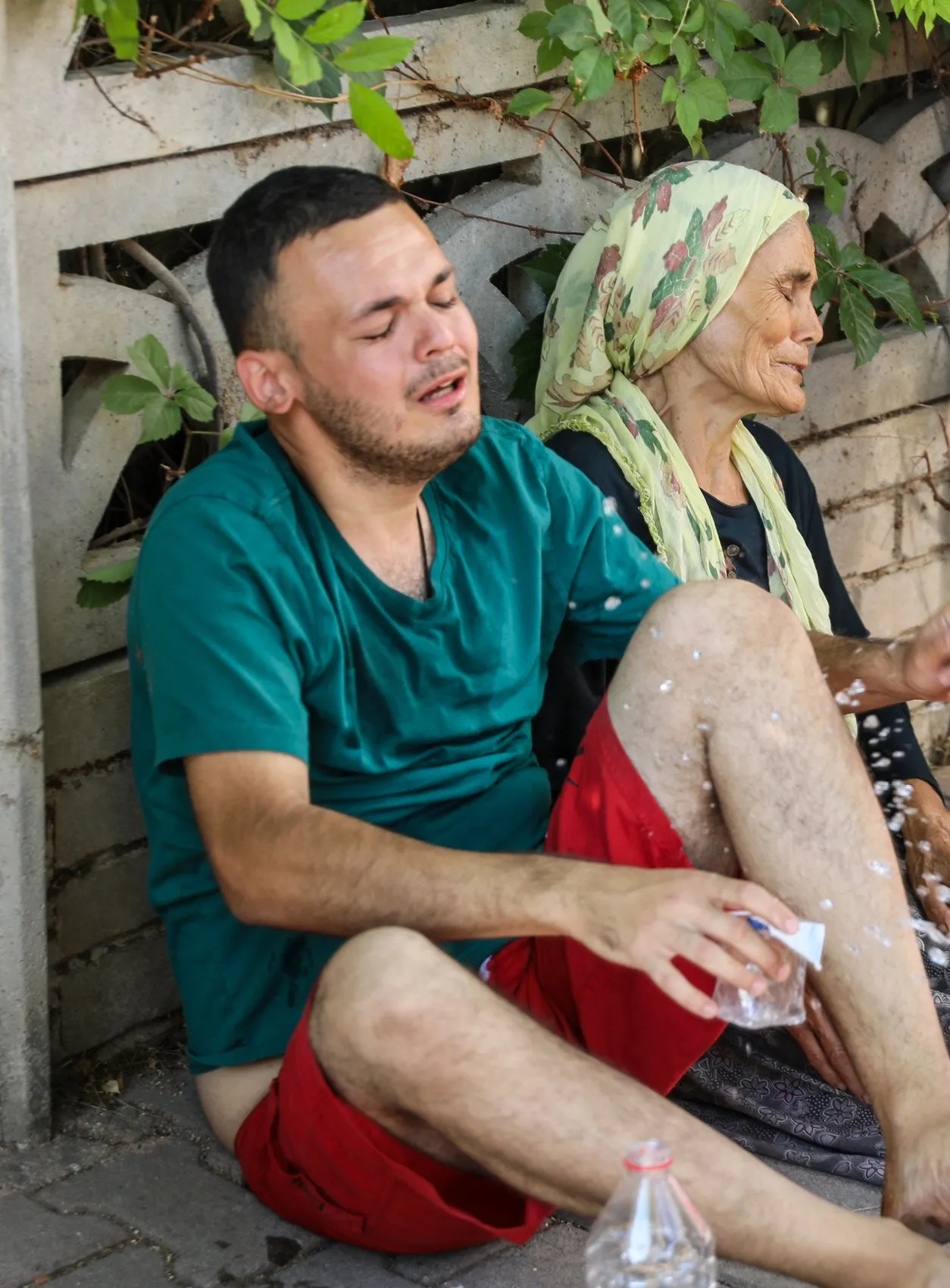 Antalya'da yürek burkan manzara: Evlerinin küle dönüşünü çaresizce izlediler