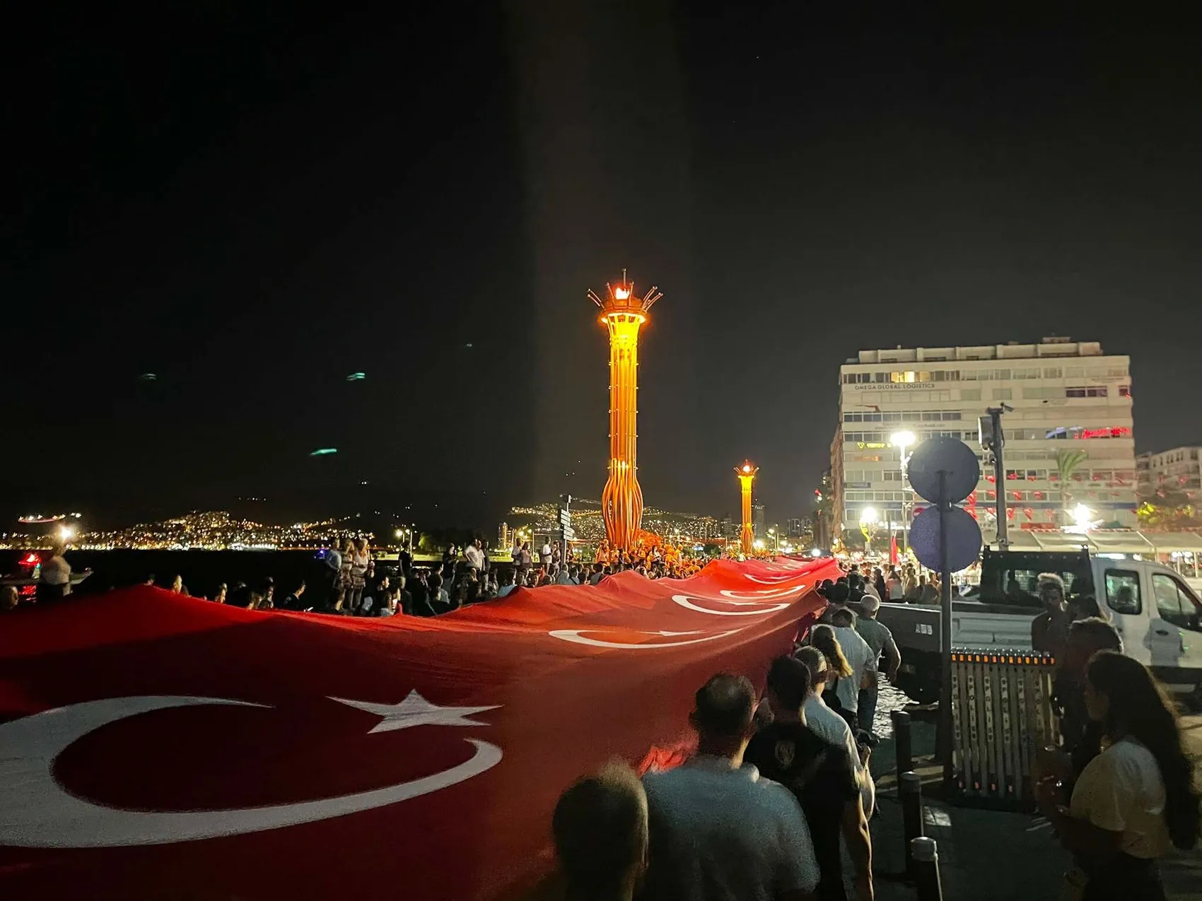 İzmir'de 350 metrelik dev bayrakla kurtuluş coşkusu