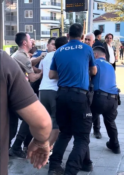 Bolu'da karakol önünde arbede: İnşaat kavgası karakola sıçradı
