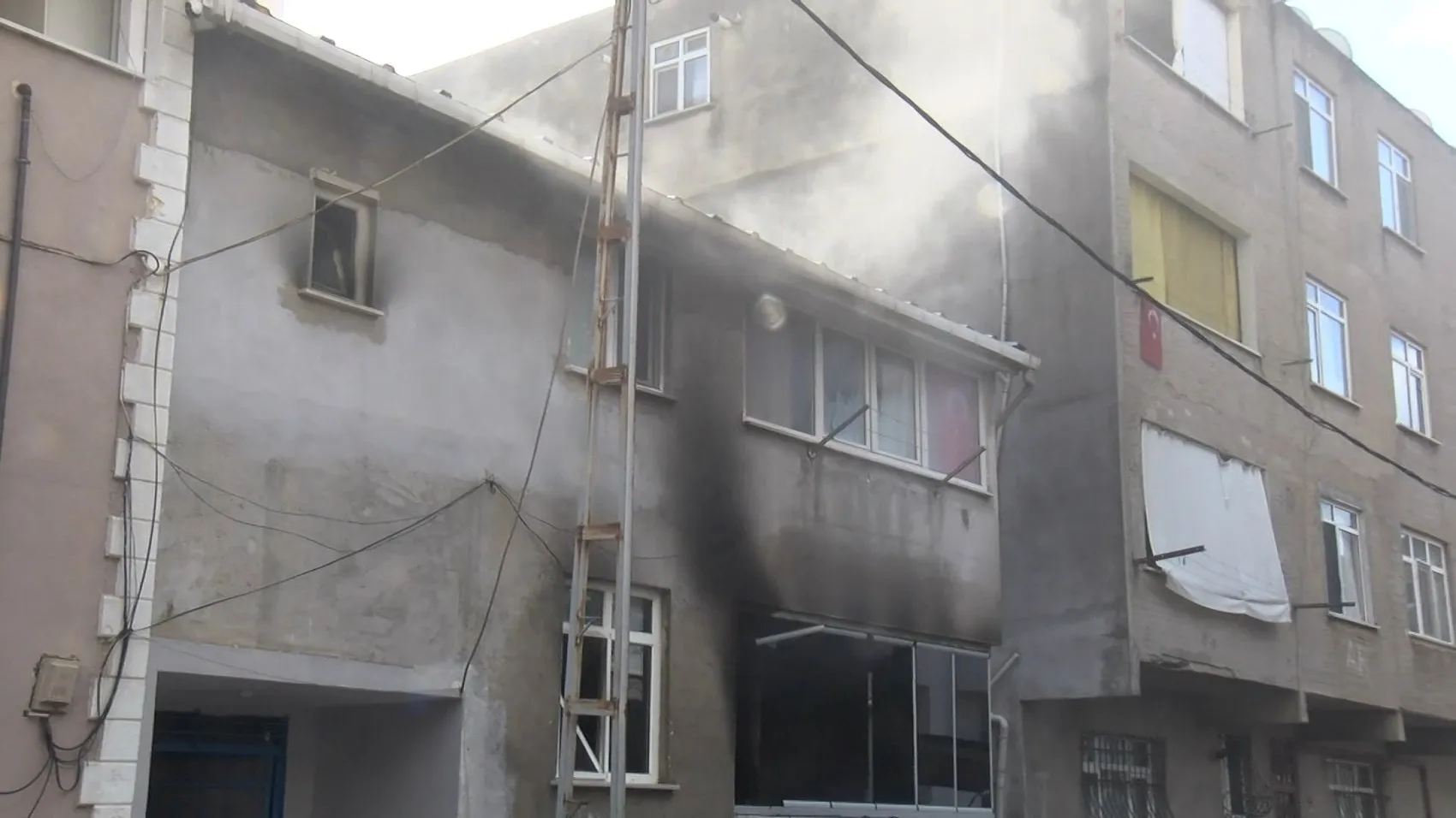 Kartal'da korku dolu anlar: Alevlerin arasında kalan iki kişi son anda kurtarıldı