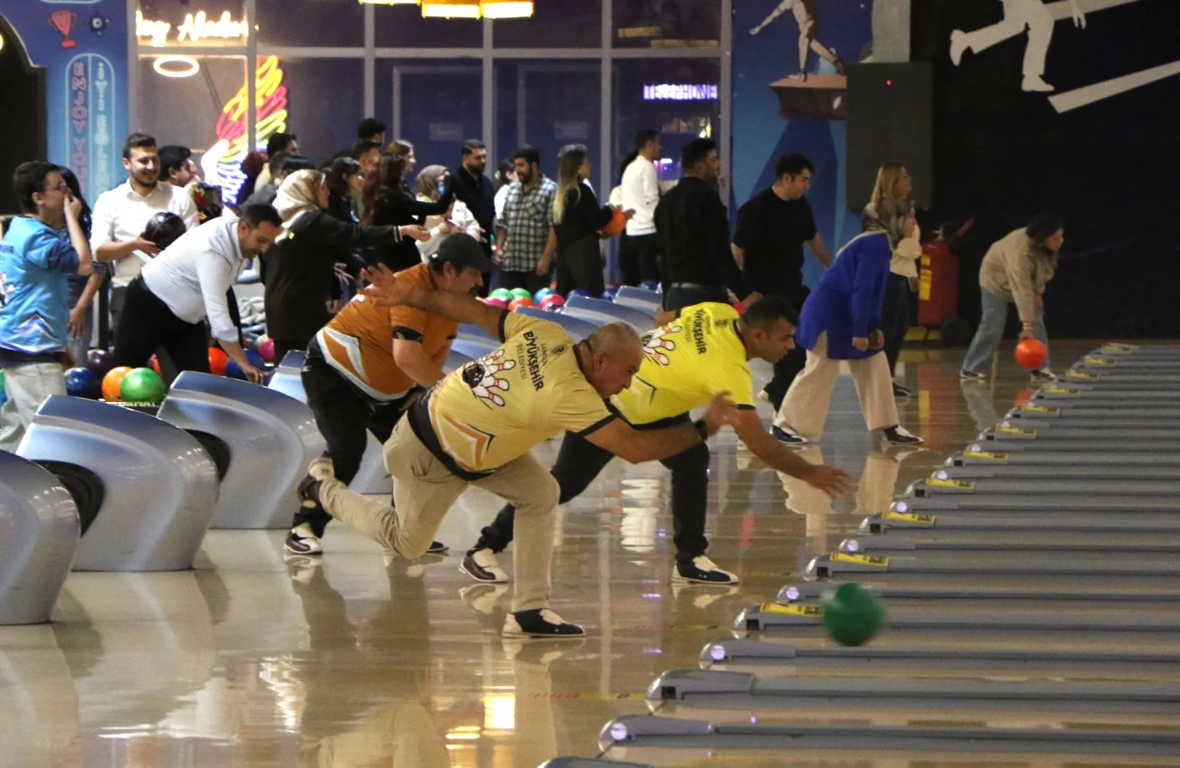 Samsun'da sessizliğin sesi bowling salonunda yankılandı