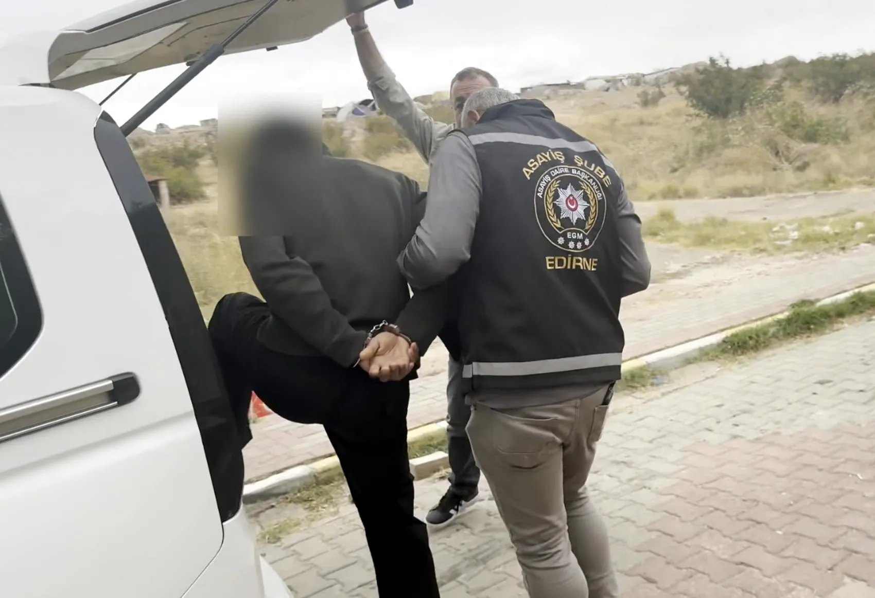 Polis kapıyı çaldığında bazanın altına saklanmıştı: 15 yıllık firar bitti