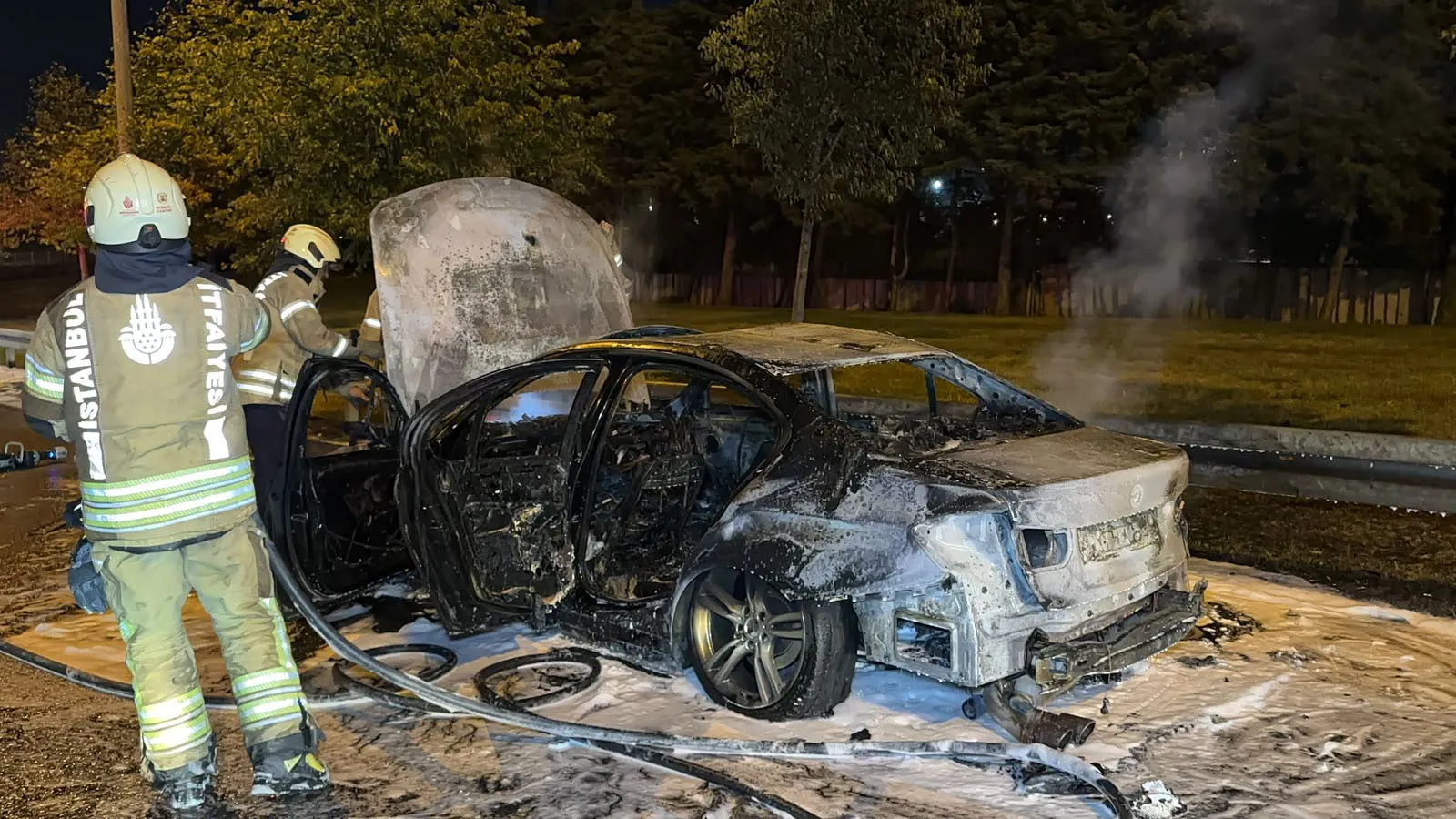 Bakırköy'de gece yarısı dehşeti: Seyir halindeki araç bir anda alev topuna döndü