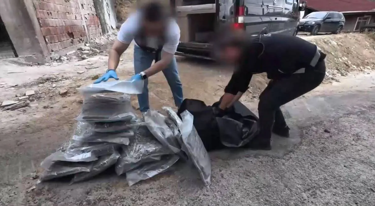 Beykoz'da narkotik baskın: Tonlarca uyuşturucu sevkiyatına büyük darbe