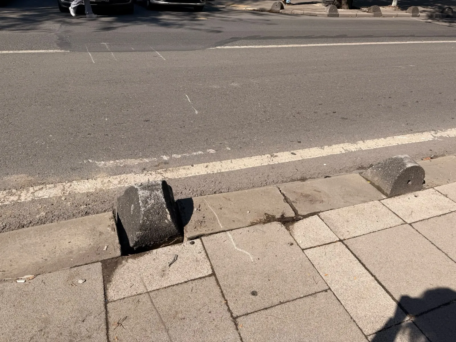 Sabah ders zili çalarken dehşet anları: Okul yolundaki öğrencilere otomobil çarptı